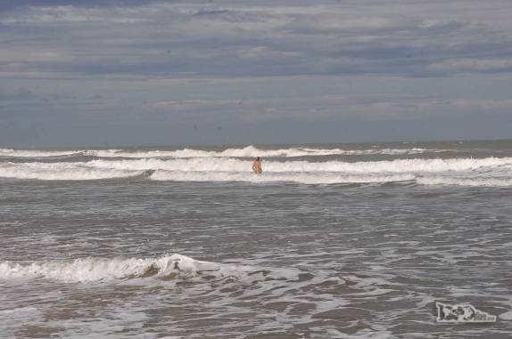 A Ana mergulha no mar da Praia da Galheta, no Farol de Santa Marta, litoral sul de Santa Catarina
